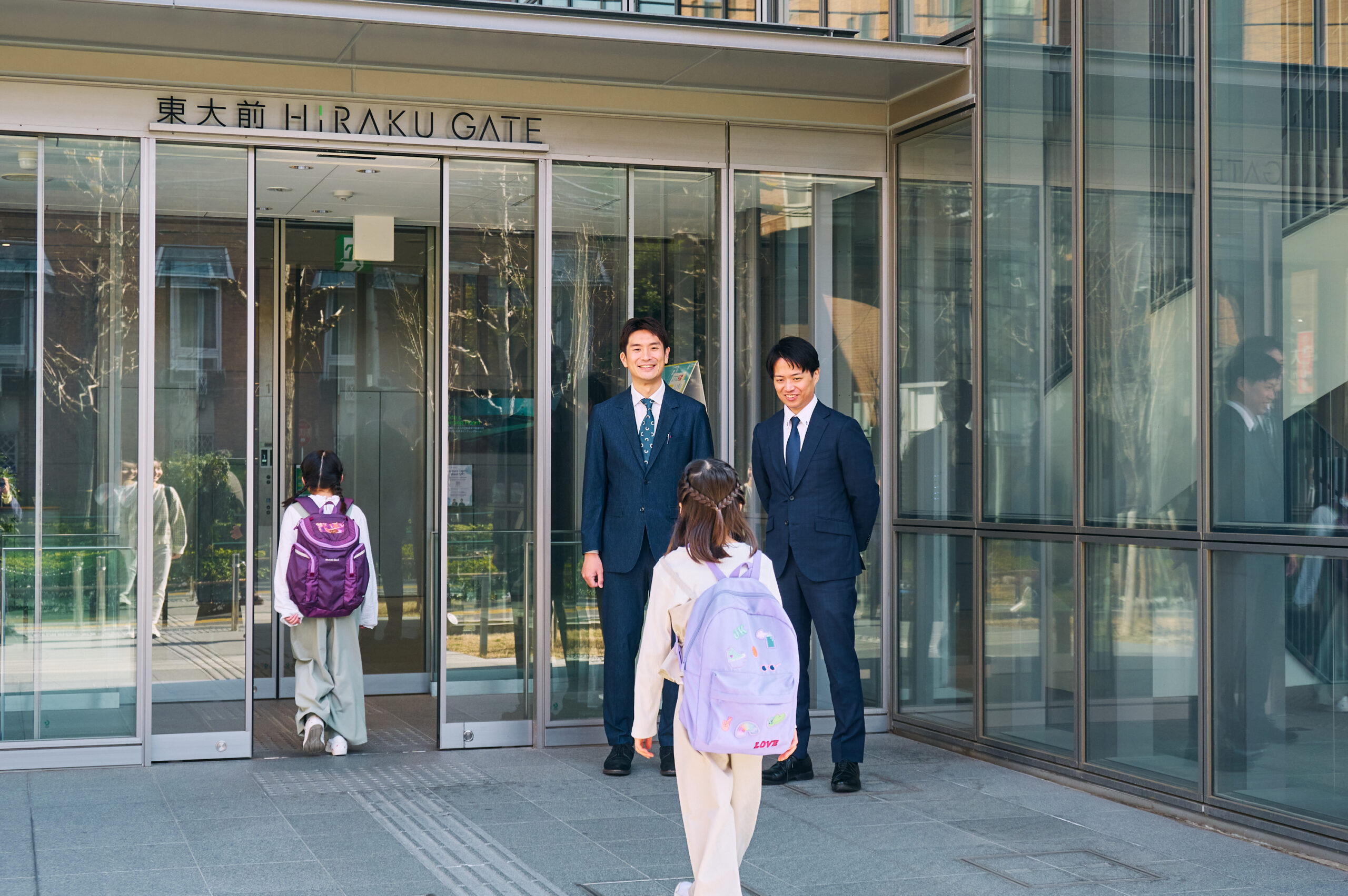 東大前 HiRAKU GATEの入口で生徒を迎える様子